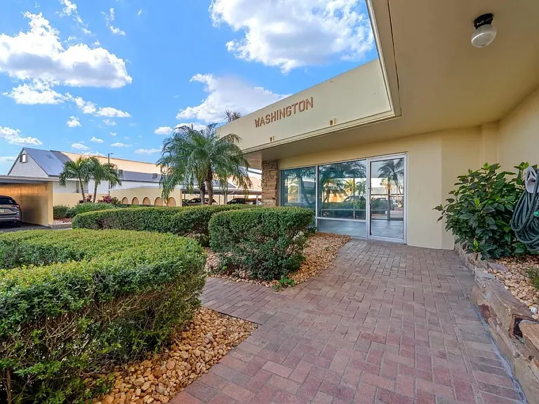 4550 Cove Cir #305 — Photo 3
