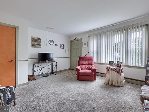 3rd image of 1127 Grinnell Ave