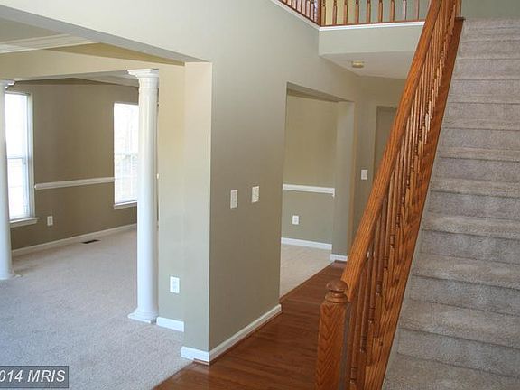3rd image of 996 Riverdale Cir