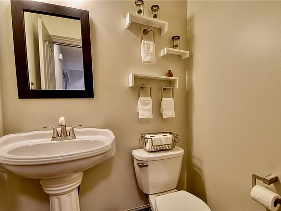 4th image of 2430 Greenbriar Ln