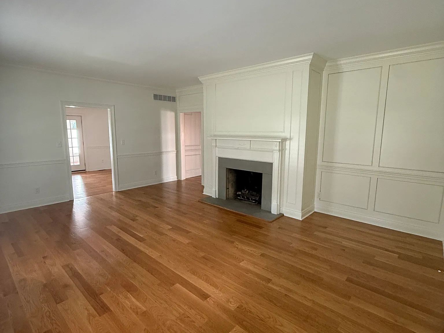 3 bed, 2.5 bath, 2500 sqft, $3,800 — Photo 4