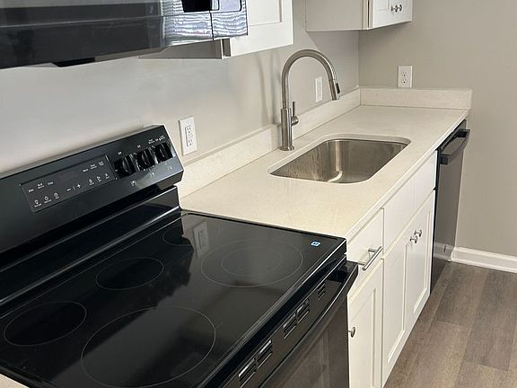 4th image of 412 W 27th St