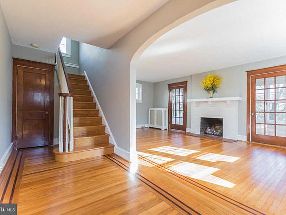 4th image of 1010 Larchmont Ave