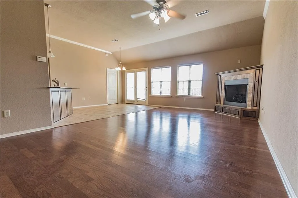 4 bed, 1750 sqft, $2,000 — Photo 2