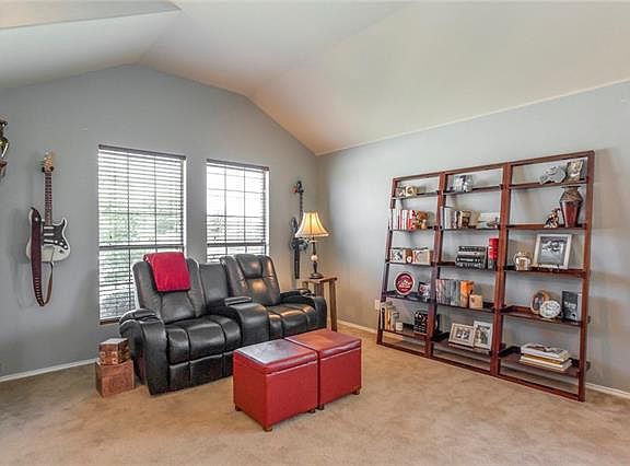 4th image of 1050 Canterbury Dr