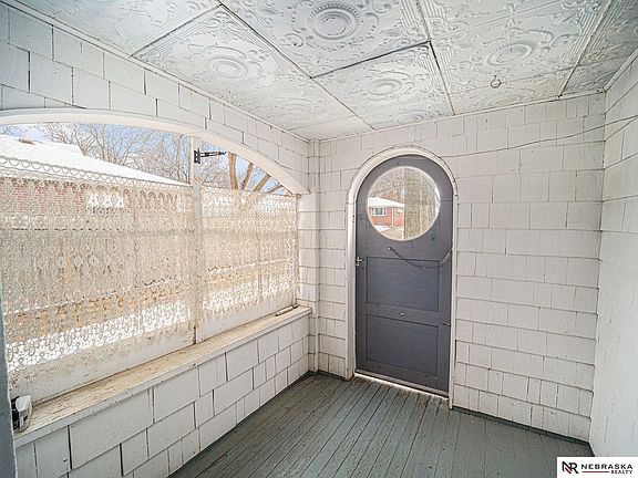 3rd image of 4618 Greenwood St