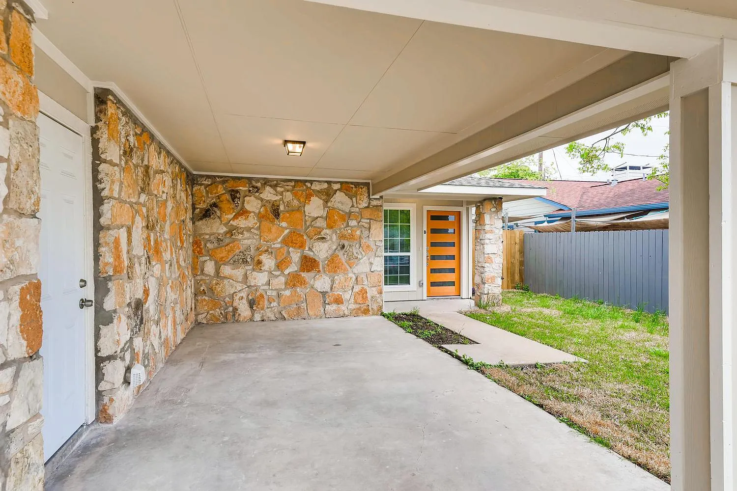 920 Fieldwood Dr — Photo 3