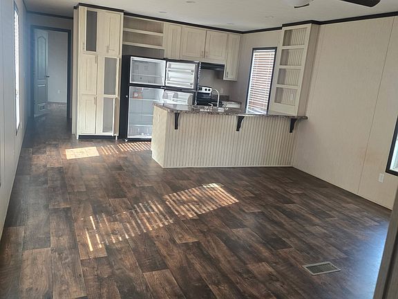 2nd image of 320 Wynnwood Ln
