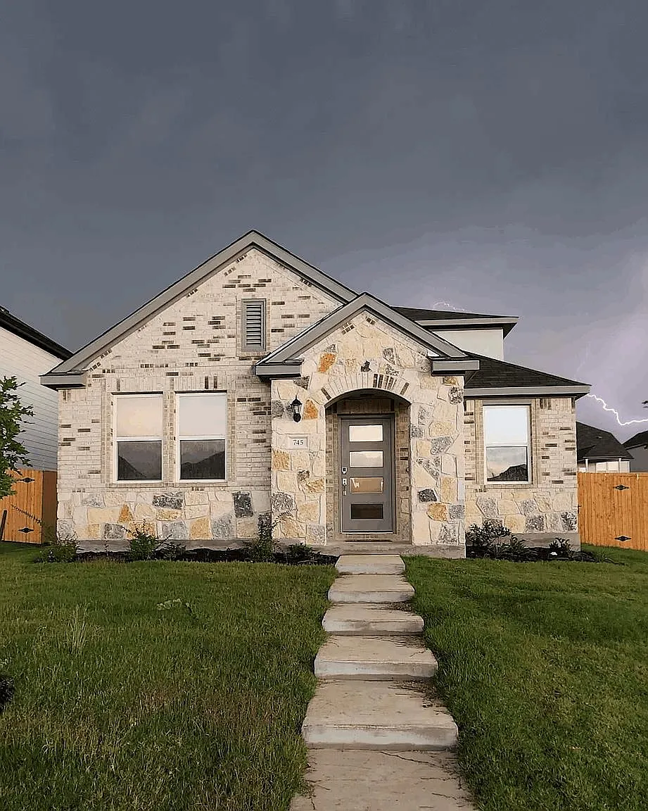 4 bed, 2.5 bath, 2015 sqft, $2,095 — Photo 2