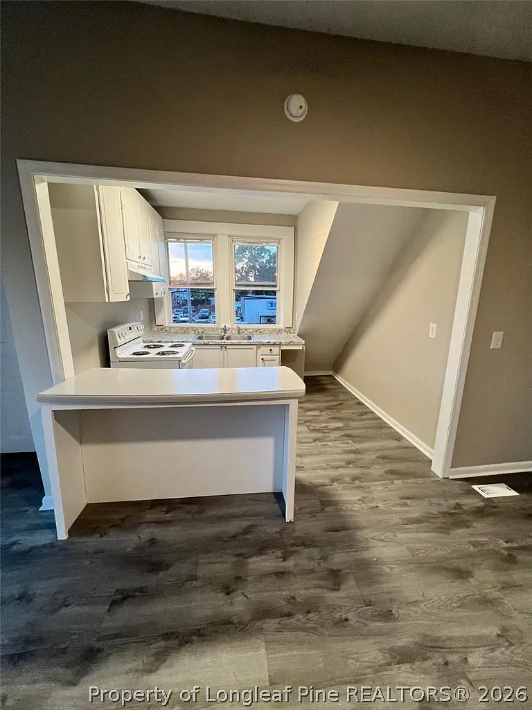 2 bed, 1.0 bath, 900 sqft, $1,100 — Photo 2