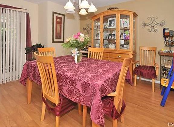 5th image of 33 Clara Ct