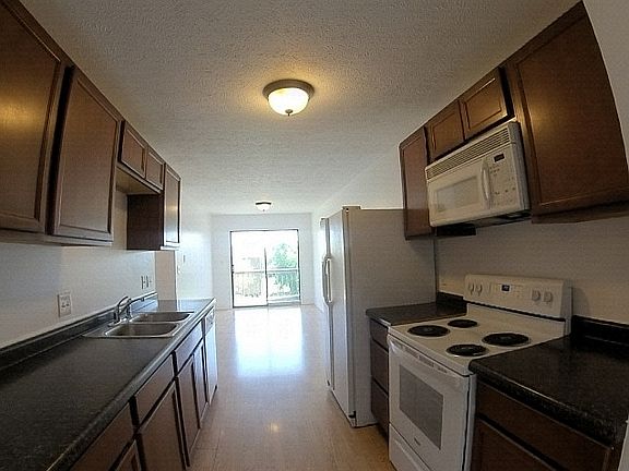 4th image of 1921 Groveland St