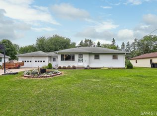 1115 Maplewood Dr, Jenison, MI 49428