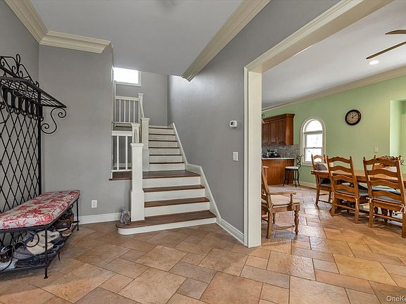 4th image of 725 Scranton Avenue