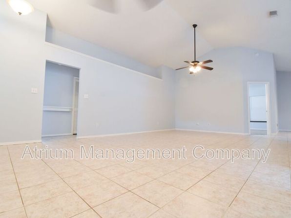 277 Lakebreeze Cir