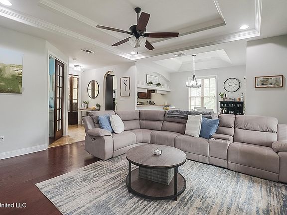 5th image of 10529 Roundhill Dr