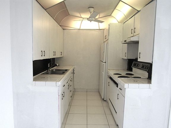 2nd image of 3046 Cambridge C #3046