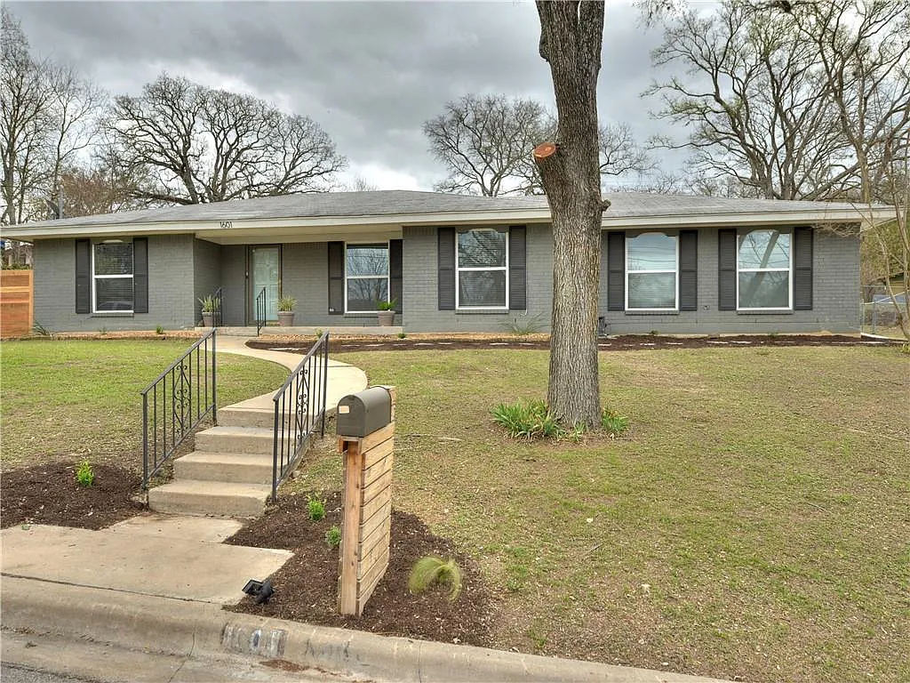 3 bed, 2.0 bath, 1840 sqft, $3,495 — Photo 2