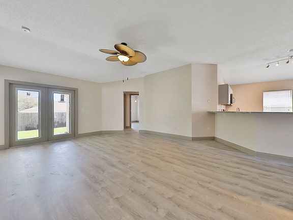 3rd image of 549 Chancellor Dr W