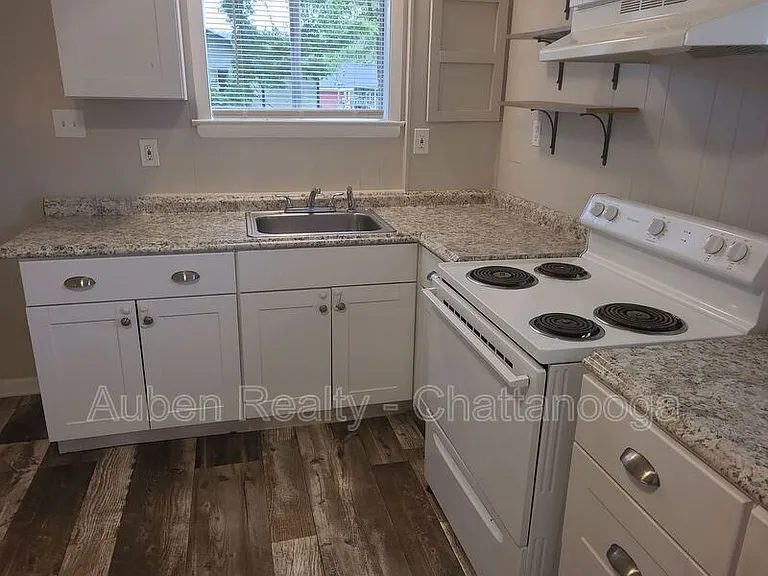 564 Julian Rd — Photo 2