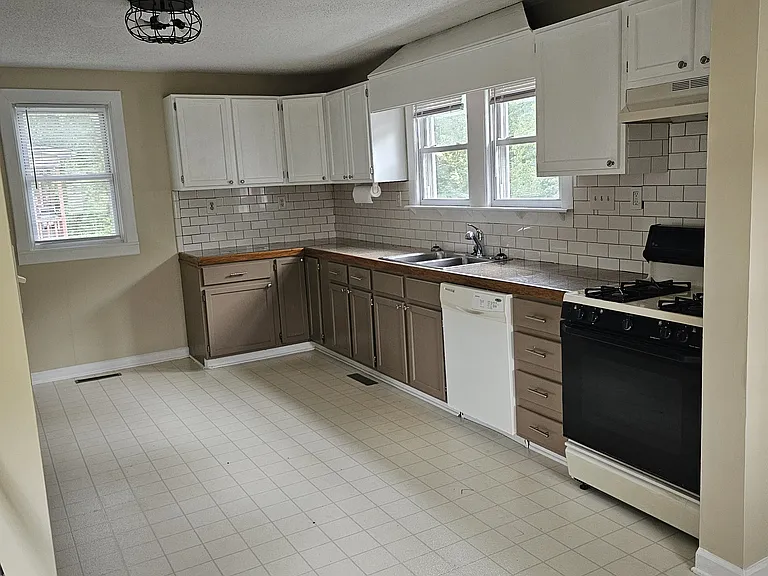 559 Bruton Dr NW — Photo 9
