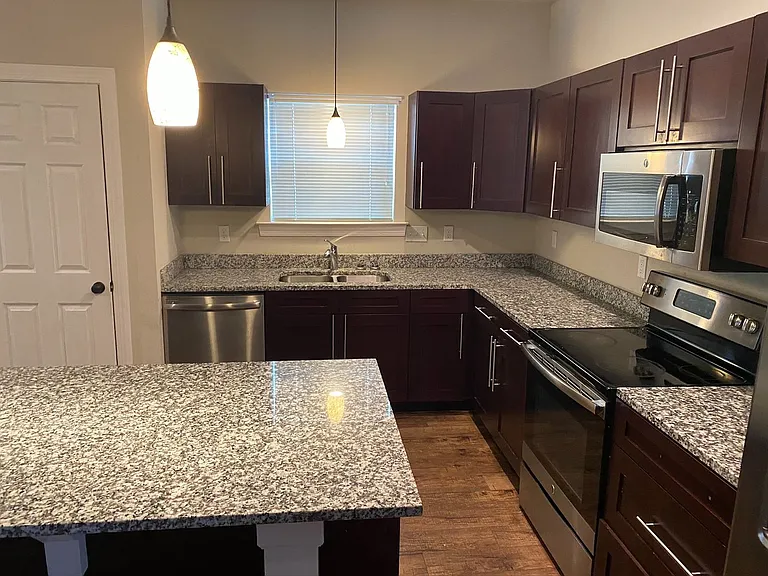 1805 Bellevue Way — Photo 8