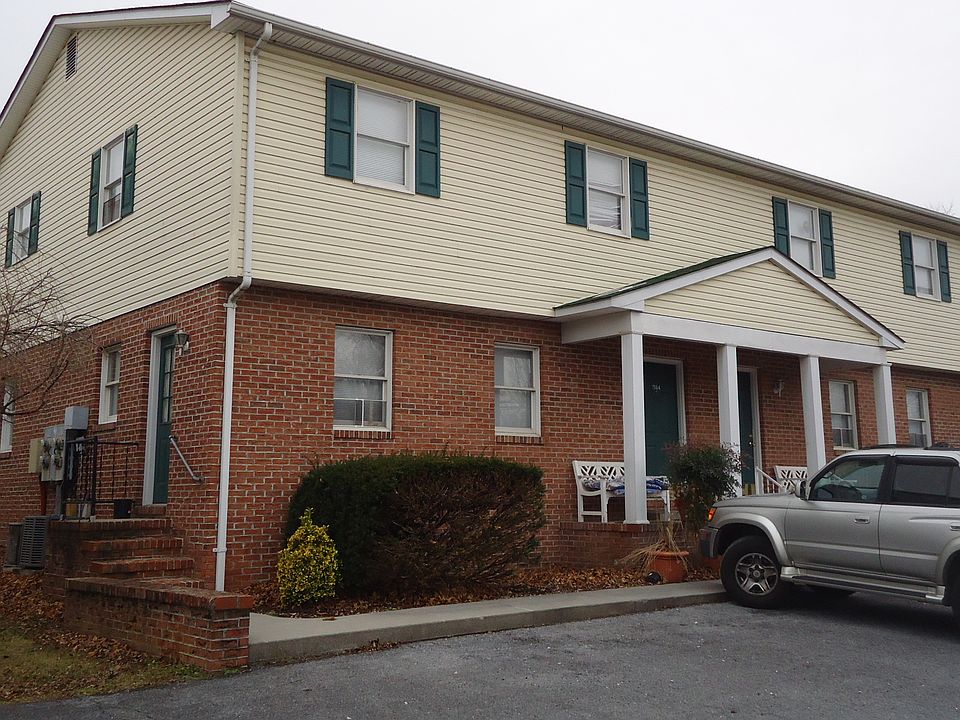 2nd image of 702 Thomas Ln APT B