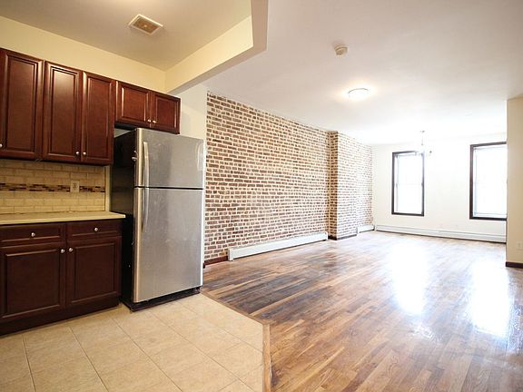 2nd image of 942 Glenmore Ave #2A