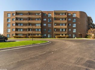 5 E Carriageway Dr APT 103, Hazel Crest, IL 60429
