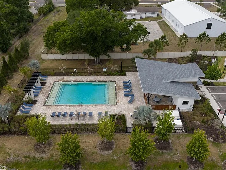 1123 Creek Valley Ct — Photo 35