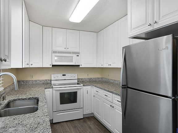 5th image of 927 Newport Blvd