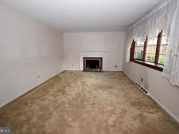 4th image of 2632 Whitman Dr