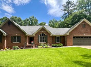 61 Hunters Way, Hoschton, GA 30548