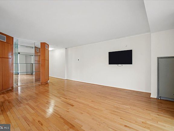 3rd image of 1200 23rd St NW APT 810