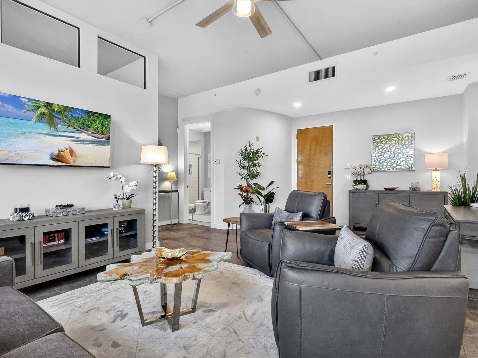 1 bed, 1.0 bath, 924 sqft, $4,500 — Photo 3