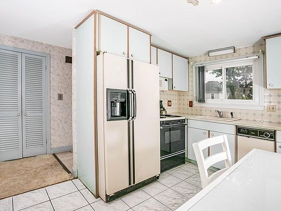 5th image of 419 Newport Ave Unit 9