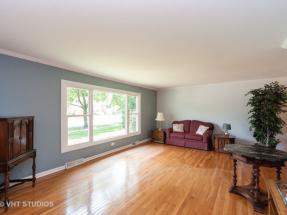 4th image of 210 E Maude Ave