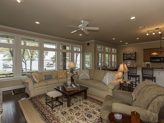 4th image of 11047 Oak Dr