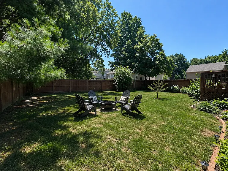 925 NE Carousel Ln — Photo 21