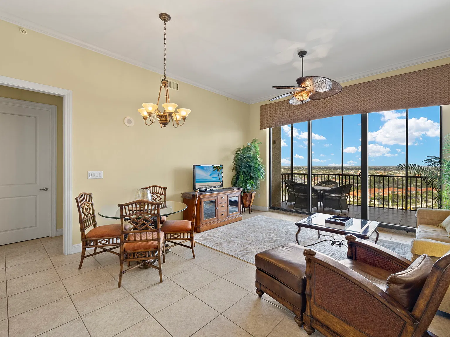 Unfurnished Penthouse Suite 2 bed 2 bath 2 Garage reserved Parking — Photo 2