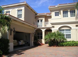 1497 NE 194th St, Miami, FL 33179