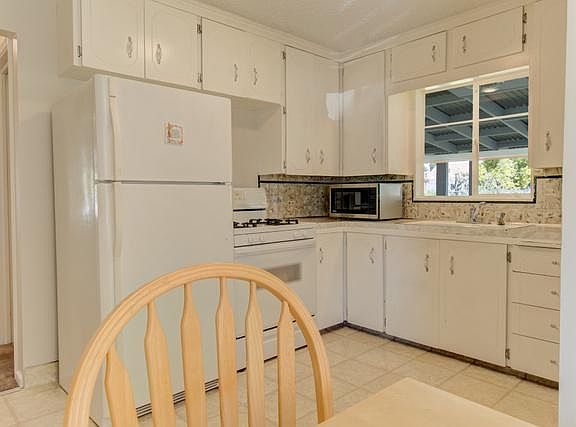 5th image of 369 E Oakland Ave