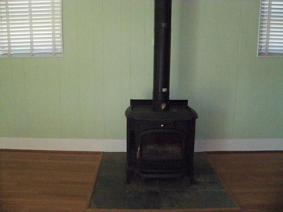 5th image of 702 W Walnut St