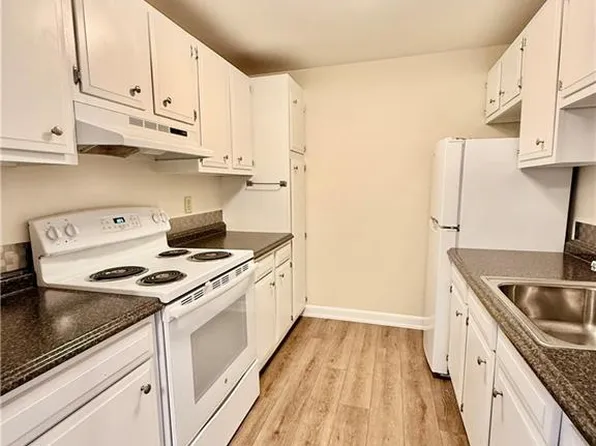 40 Cowesett Ave APT 33, West Warwick, RI 02893