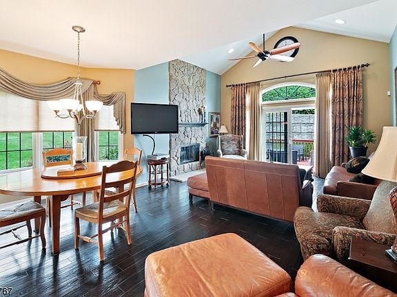 4th image of 13 Turnberry Ln