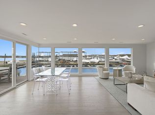 2 Tepee St, Hampton Bays, NY 11946