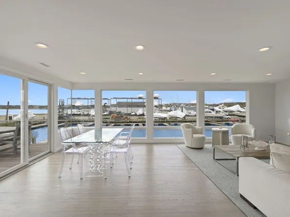 2 Tepee St, Hampton Bays, NY 11946