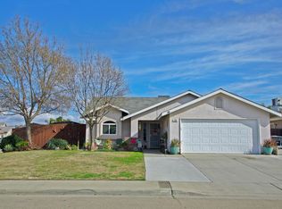 444 N Morningside Dr, Dinuba, CA 93618