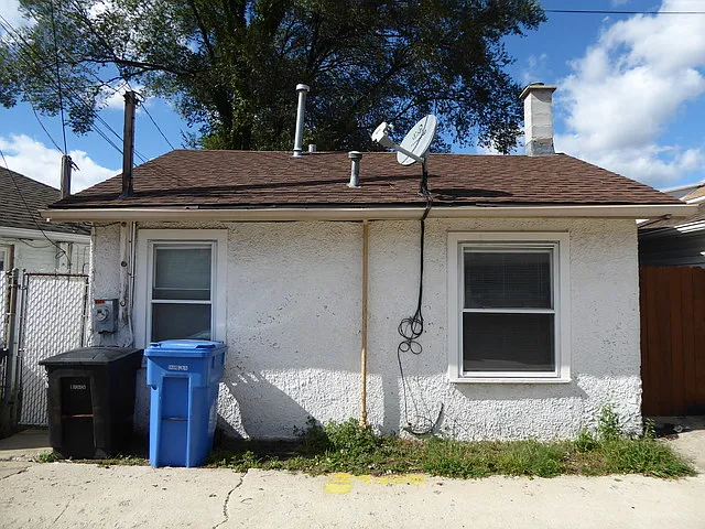 3337 N Pontiac Ave photo 1