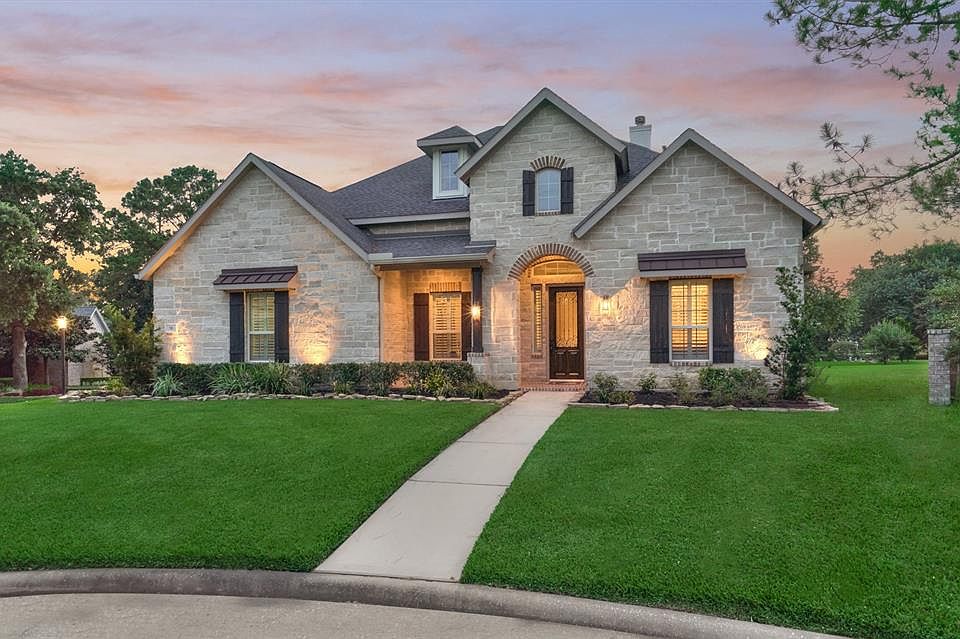 Welcome Home to 50 S Brookgreen Circle.
